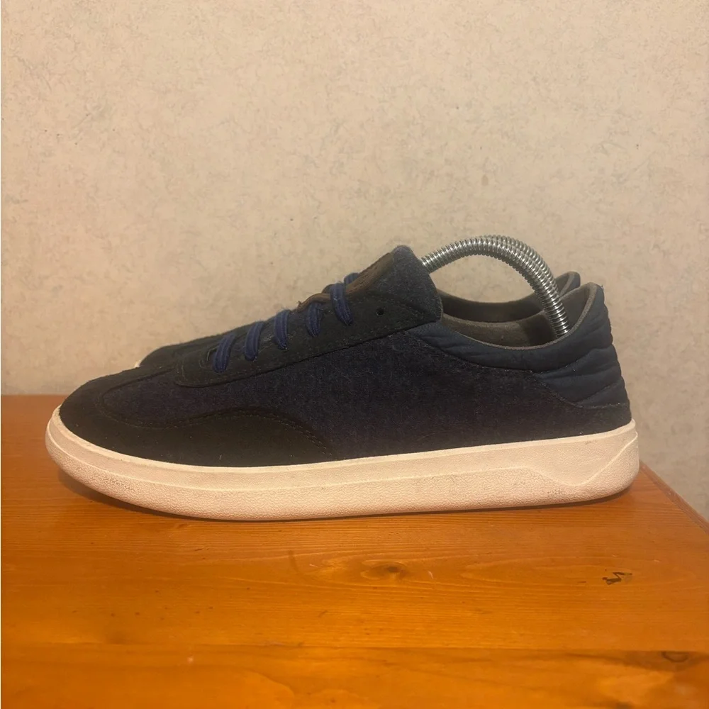 OluKai Puliki Men's Low-Top Sneakers in Navy and White Size 9